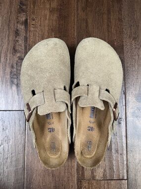 Birkenstock Men’s Suede Clogs in Taupe Soft Footbed